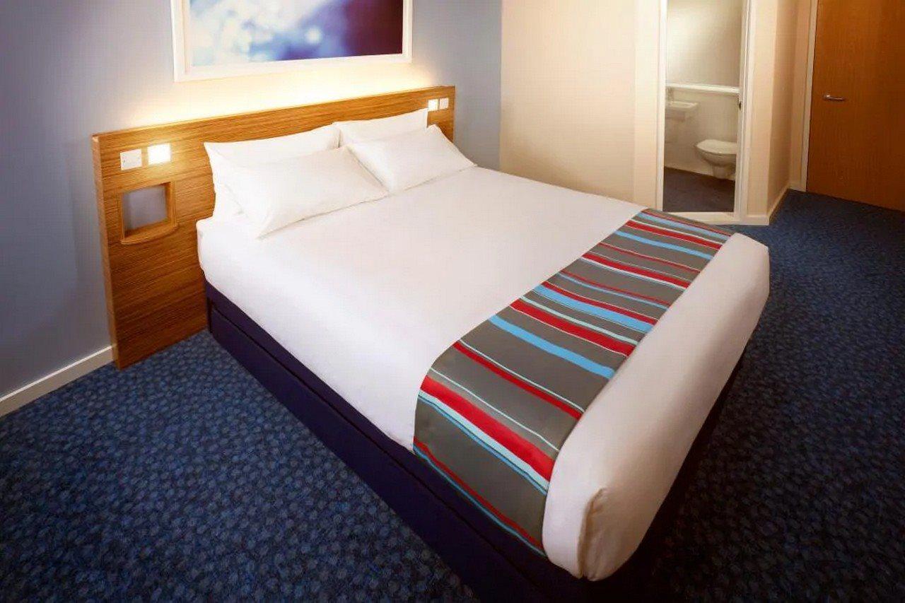 แทรเวลลอดจ์ คาร์ดิฟฟ์ เซ็นทรัล ควีน สตรีท Hotel ภายนอก รูปภาพ
