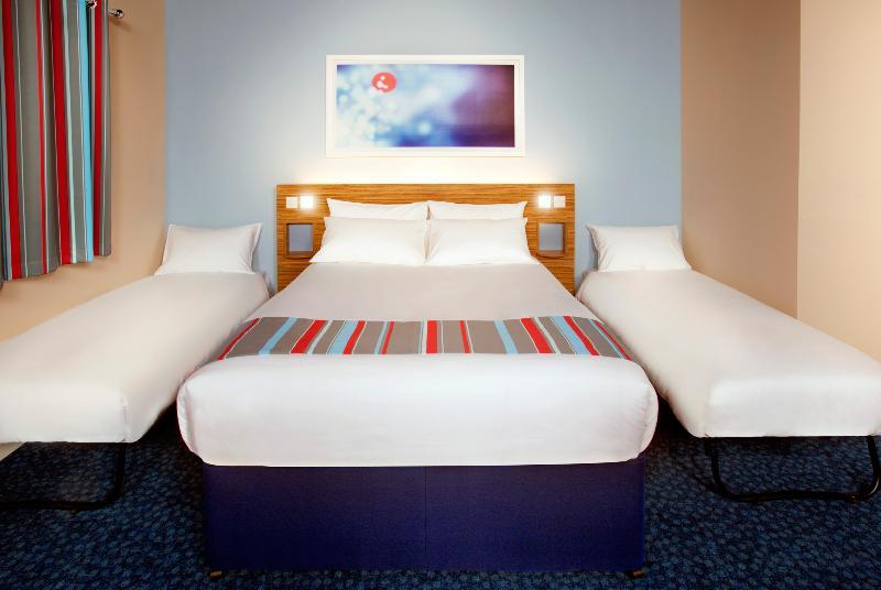 แทรเวลลอดจ์ คาร์ดิฟฟ์ เซ็นทรัล ควีน สตรีท Hotel ภายนอก รูปภาพ